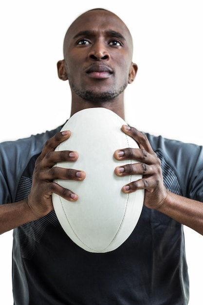 Bebouwd beeld van bal van het sportman de dringende rugby terwijl omhoog het kijken