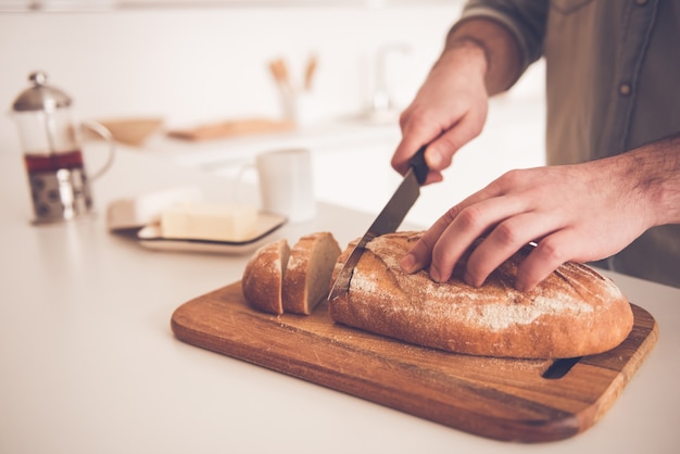 Bebouwd beeld van knap mensen scherp brood.