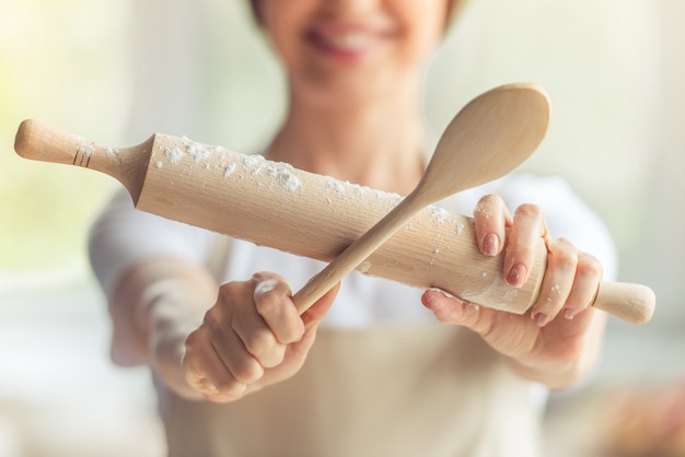 Bebouwd beeld van vrouw die een houten lepel houdt.