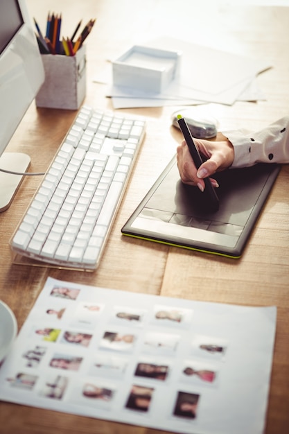 Foto bebouwd beeld van vrouw die grafiektablet gebruiken