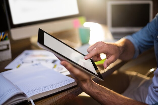 Bebouwd beeld van zakenman die digitale tablet gebruiken