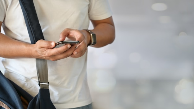 Bebouwd schot van de mens met mobiele telefoon die gesprek op mobiel hebben