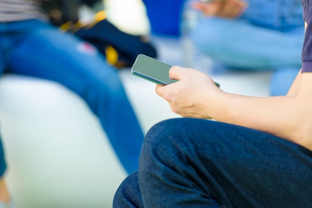 Bebouwde shot weergave van man handen met slimme telefoon