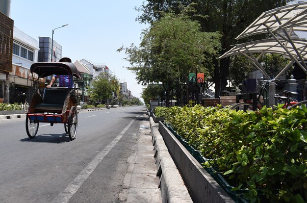 자동차가 통행할 수 없는 날에 Malioboro Street의 Becak