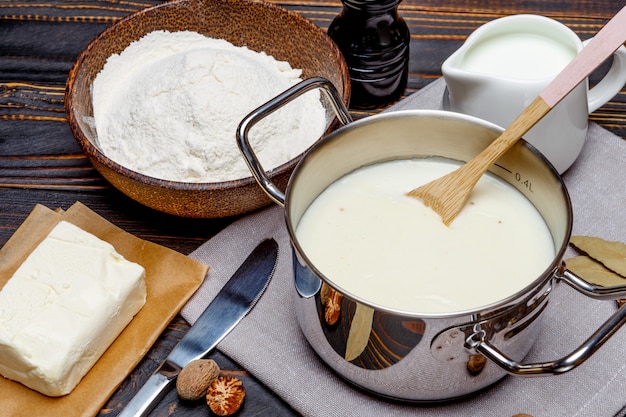 Bechamelsaus in een pan en ingrediënten