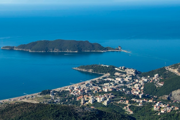 Becici, Montenegro. Uitzicht op het dorp Becici vanaf een hoogte.