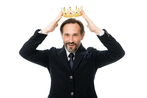 写真 次の王になる君主制の家族の伝統スーツを着た男の自然のひげを生やした男は黄金の王冠を保持します