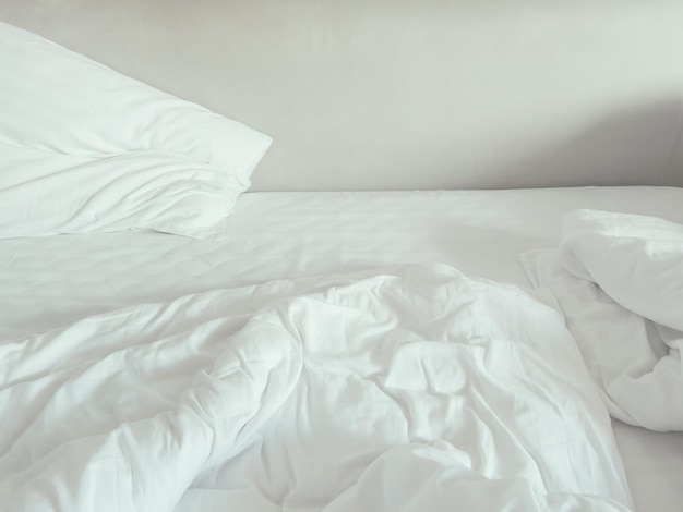 写真 ベッドの毛布と寝室の白い枕
