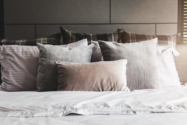 ベッドルームにきれいな白い枕とベッドシーツのベッドメイドアップ