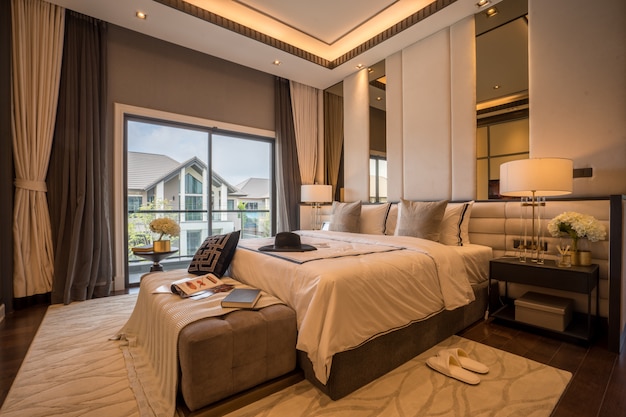 图床和床头柜在现代居室舒适和宁静的经验和设备。