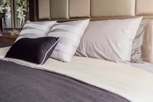 Foto bed opgemaakt met schone witte patroonkussens en bedbladen in schoonheidsruimte