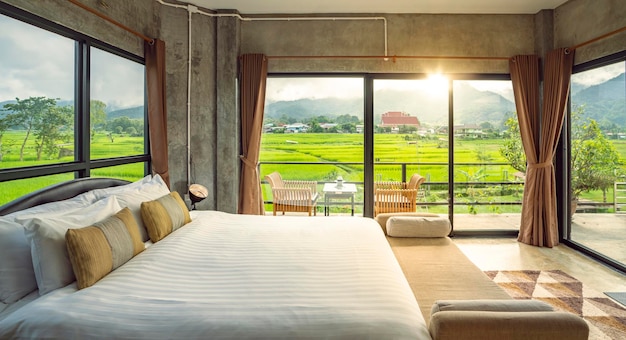 タイ北部、窓の外に水田があるナーン滞在のベッドルーム