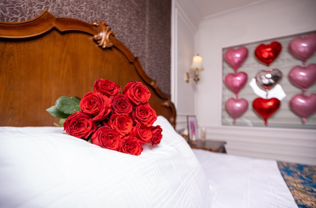 Photo a bed with a bunch of roses on it