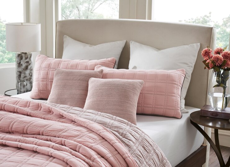 Photo a bed with a pink comforter and a white headboard