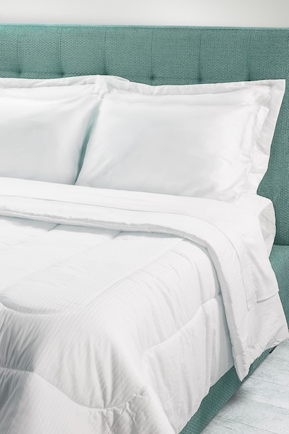 Photo a bed with white sheets and pillows