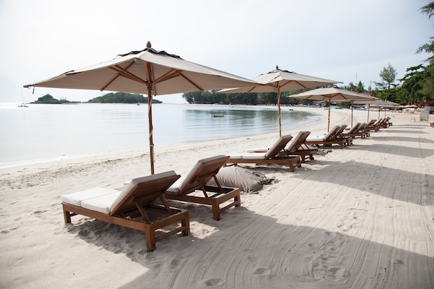 Bedden en parasols op het strand