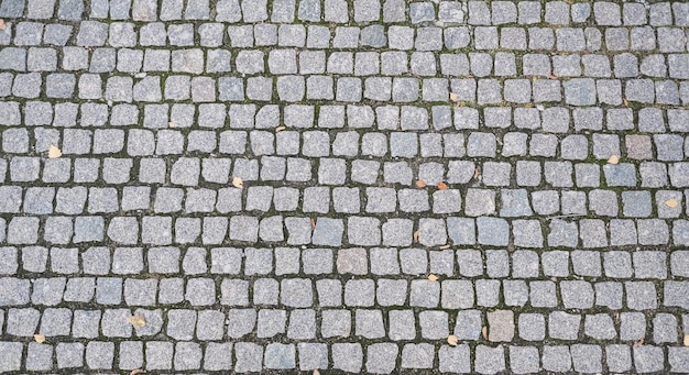 bedekking van ongelijke stenen tegels op de wegtextuur