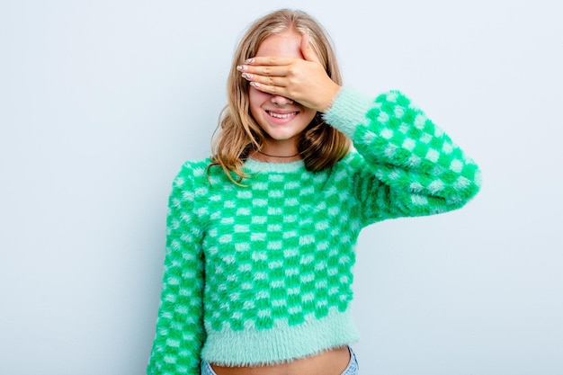 Foto bedekt ogen met handen glimlacht breed wachtend op een verrassing