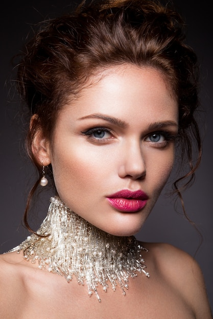 Bedenken. Glamourportret van mooi vrouwenmodel met verse make-up en romantisch golvend kapsel.