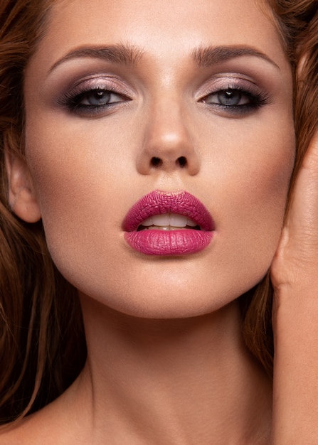 Bedenken. Glamourportret van mooi vrouwenmodel met verse make-up en romantisch golvend kapsel.