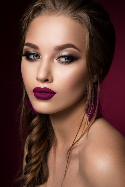 Bedenken. Glamourportret van mooi vrouwenmodel met verse make-up en romantisch kapsel.