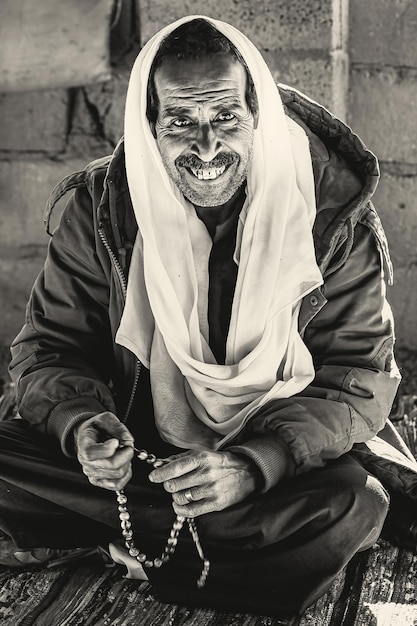 Bedoeïenen man met traditionele kleding met gebedskralen in de Saharawoestijn, Sinai, Egypte