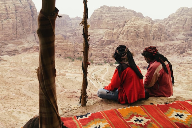 Bedoeïenen op traditionele handgemaakte rode deken Petra Jordan 30 april 2018