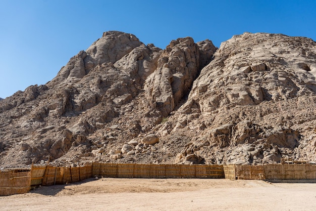 Campo di tendopoli beduini nel deserto del wadi rum in giordania. foto di alta qualità