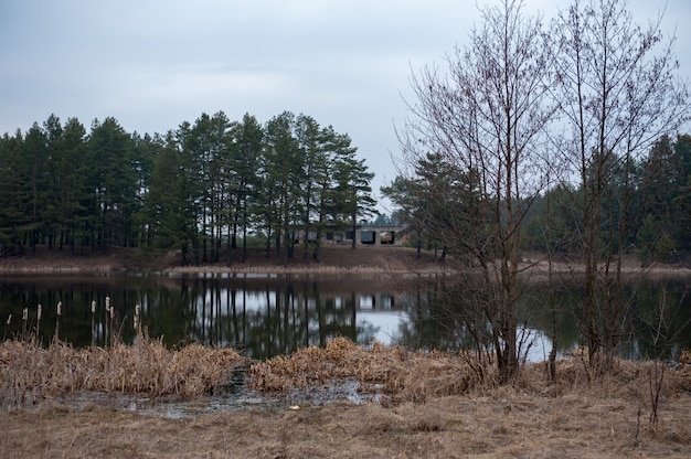 Bedreigde natuur, de overblijfselen van een gebouw aan de kust