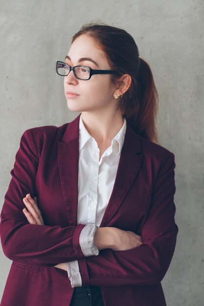 Bedrijf headhunter portret. Zelfverzekerde zakenvrouw in glazen met gekruiste handen. Kantoor werkruimte.