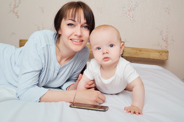 Bedrijf klein kind gezonde peuter en moeder moeder en baby close-up portret blije gezichten schattig kind moeder en kind plezier binnenshuis ouders vreugde