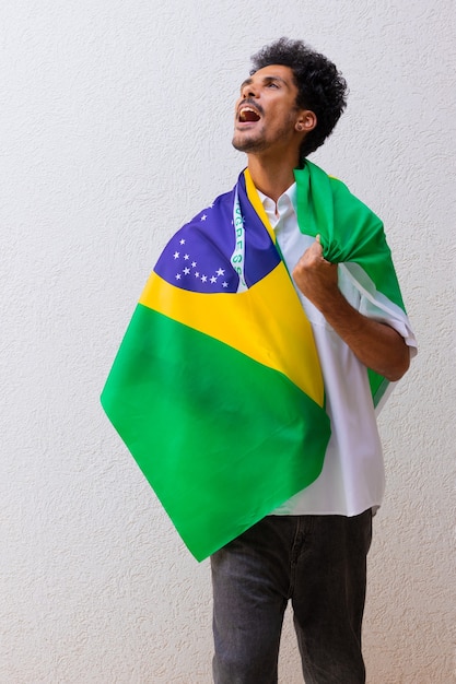 Bedrijf of werknemer met een vlag van Brazilië geïsoleerd op wit. Vlag en Onafhankelijkheidsdag Concept afbeelding.