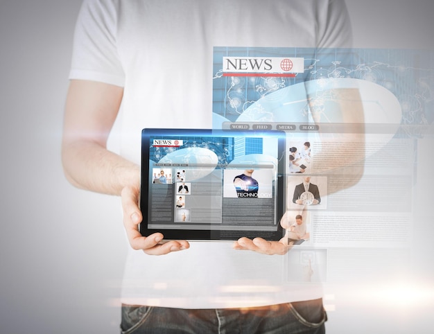 bedrijf, technologie, internet en nieuwsconcept - man die tablet-pc toont met nieuws-app