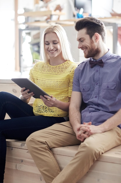 bedrijf, technologie, start-up en mensen concept - gelukkig creatief team met tablet pc computer in het kantoor