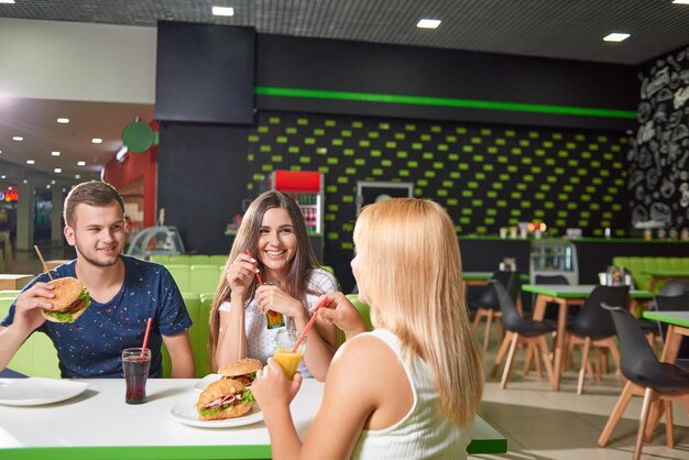 Bedrijf zit in café en eet lekker fastfood?