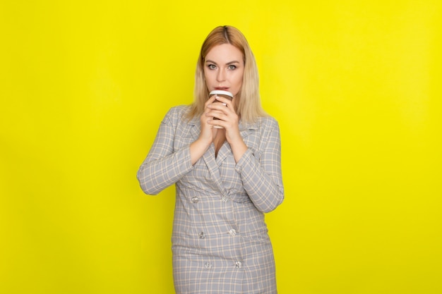 Bedrijfs blonde vrouw met kop van koffie