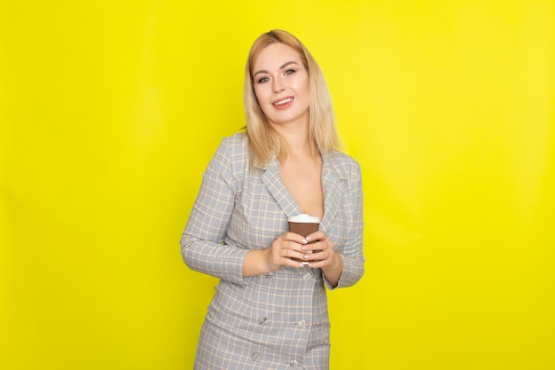 Bedrijfs blonde vrouw met kop van koffie