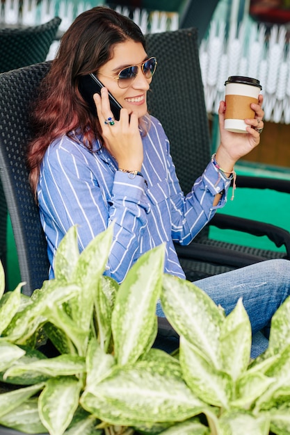 Bedrijfs dame die op telefoon roept