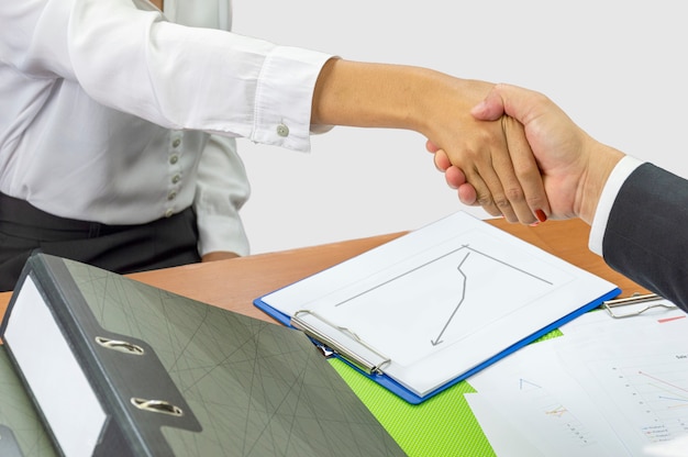 Bedrijfs- en kantoor concept - handen schudden met partners