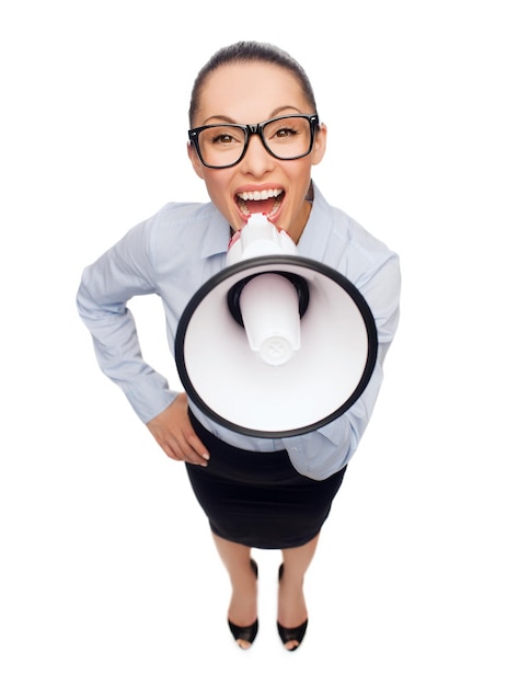 bedrijfs- en kantoorconcept - schreeuwende zakenvrouw in brillen met megafoon