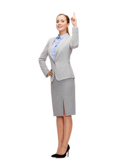 bedrijfs- en onderwijsconcept - aantrekkelijke jonge zakenvrouw met haar vinger omhoog