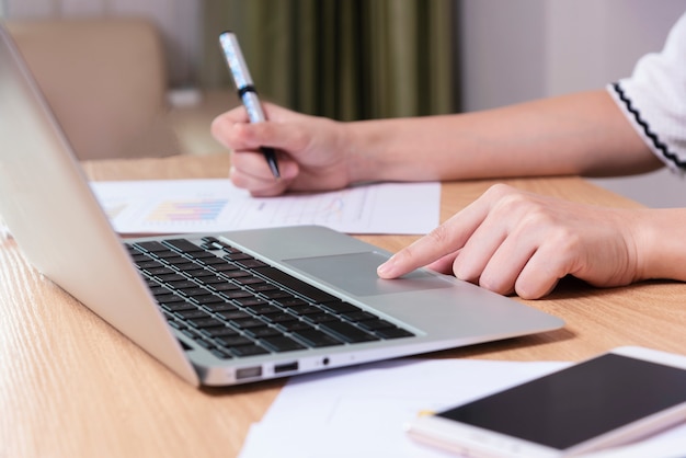 Bedrijfs en technologieconcept. Onderneemster die met laptop en mobiel werkt.