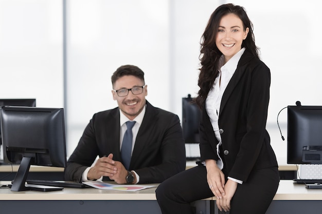 Bedrijfs man en vrouw in bureau