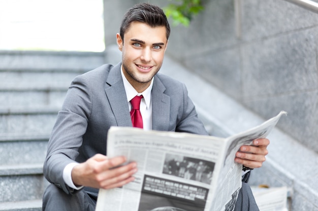 Bedrijfs mens die een krant leest