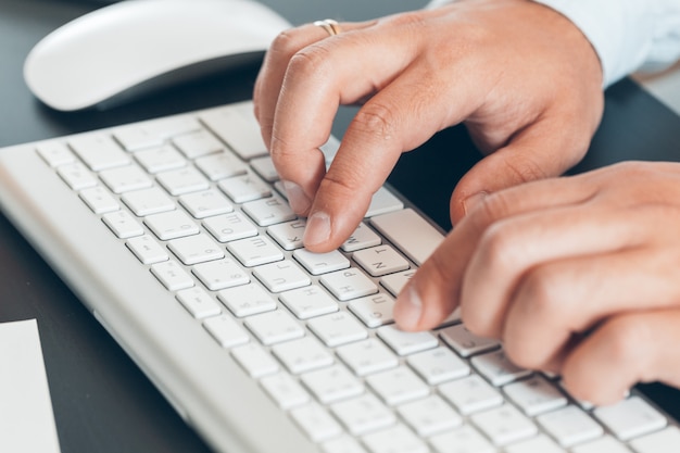 Bedrijfs mens die in een bureau op zijn werkplaats werkt