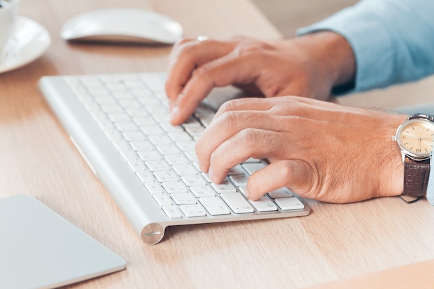 Bedrijfs mens die in een bureau op zijn werkplaats werkt