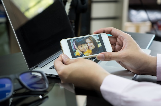 Bedrijfs mens die videovraag aan zijn familie maakt