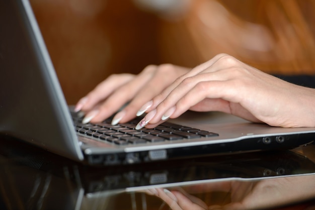 Bedrijfs vrouw die aan laptop bij koffie werkt