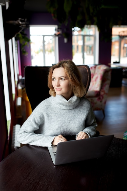 Bedrijfs vrouw die aan laptop computer werkt.