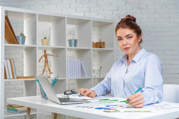 Bedrijfs vrouw die in bureau werkt